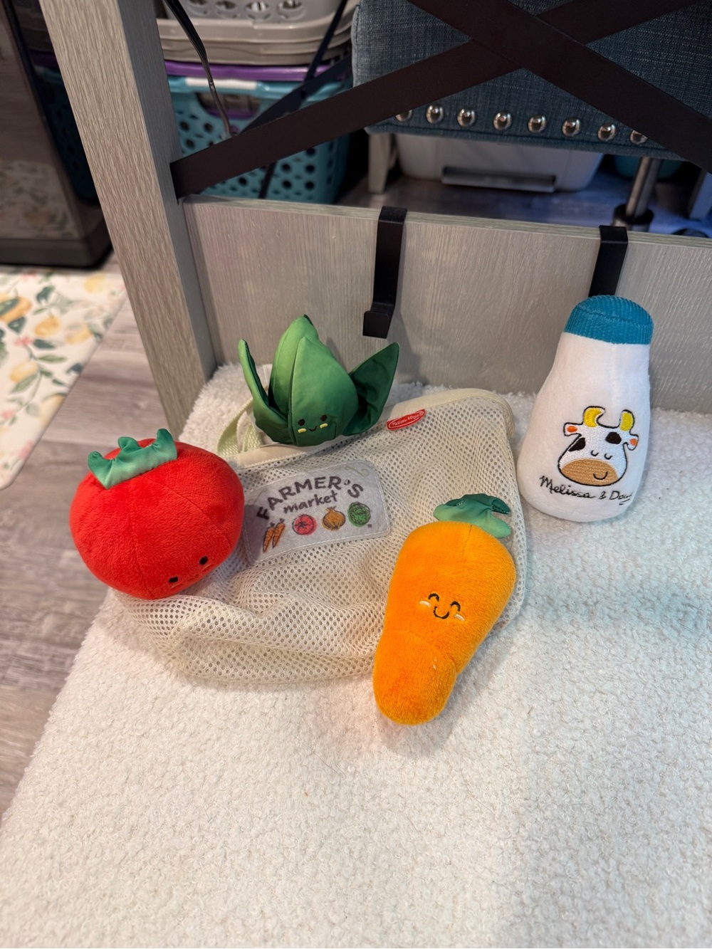 Melissa & Doug Farmer’s Market Fill & Spill Plush Play Food Set Mesh Tote Toy - Picture 7 of 11